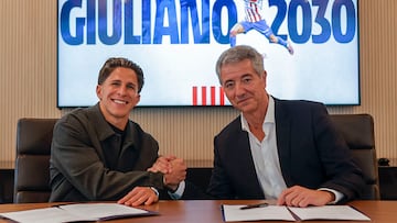 MAJADAHONDA (CA. MADRID), 15/01/2026.- El extremo internacional argentino Giuliano Simeone (i) junto al consejero delegado del Atlético de Madrid Miguel Ángel Gil durante la firma de la ampliación de contrato del jugador por dos temporadas más, del 30 de junio de 2028 hasta la misma fecha de 2030, tras su irrupción del último año y medio en el primer equipo, con el que ha jugado 77 partidos. EFE/Atlético de Madrid/SOLO USO EDITORIAL/SOLO DISPONIBLE PARA ILUSTRAR LA NOTICIA QUE ACOMPAÑA (CRÉDITO OBLIGATORIO)