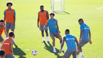 João, con sus compañeros esta mañana en Majadahonda.