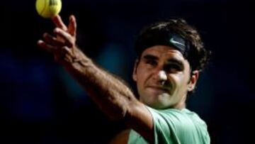 Roger Federer se dispone a realizar un saque en el partido de hoy ante Kei Nishikori en la Caja M&aacute;gica.