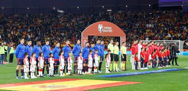 Los equipos forman antes del partido.