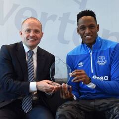 Yerry Mina recibe premio por su aporte solidario en Inglaterra