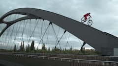 El piloto de MTB Fabio Wibmer desciendo con su bici por la estrucutra de un puente en Frankfurt (Alemania) durantel el rodaje del v&iacute;deo de lanzamiento de su marca de ropa Nineyard. 