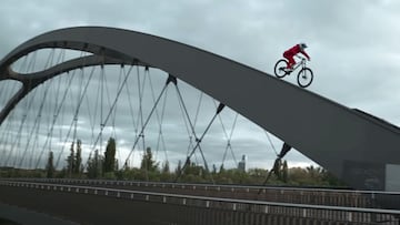 El piloto de MTB Fabio Wibmer desciendo con su bici por la estrucutra de un puente en Frankfurt (Alemania) durantel el rodaje del vídeo de lanzamiento de su marca de ropa Nineyard.
