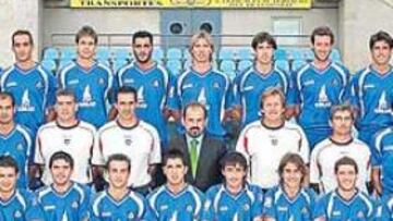 <b>RETRATO DE FAMILIA. </b>Arriba en la primera fila, de izquierda a derecha: Abbondanzieri, Tena, Alberto, Manu, Güiza, Alexis, Belenguer, Pulido, Paunovic, Celestini y Luis Garc segunda fila, los doctores Oyola y Cerqueira, Casquero, Cotelo, Arévalo, Manuel Ruiz, Ángel Torres, Bernd Schuster, Óscar García, Vivar Dorado, Pachón, Sergio (recuperador) y Jesús Mantilla (delegado); abajo: Pinilla, Peni (utilleros), Paredes, Contra, Nacho, Albín, Redondo, Cortés, Licht, Sousa, Álvaro y Carlos (fisios).