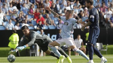 Courtois atrapando un balón ante la presencia de Iago Aspas y Sergio Ramos.