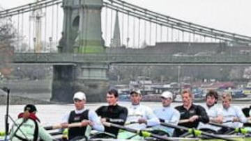 <b>SOBRE EL TÁMESIS. </b>Cambridge (en primer término) y Oxford (derecha) se entrenan en las aguas del río sobre el que hoy competirán.