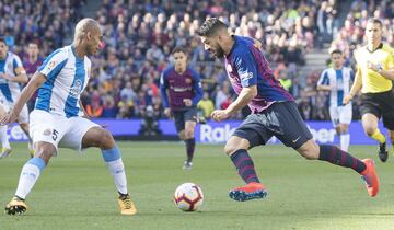 Naldo (RCD Espanyol) y Luis Suárez (FC Barcelona)