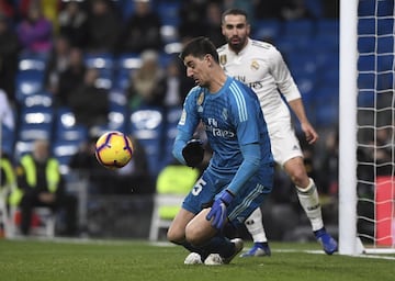 Parada crucial del portero del Real Madrid Courtois en los últimos momentos del partido. 