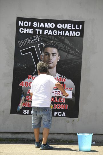 Continúan las protestas en contra del fichaje de Cristiano Ronaldo por parte de la Juventus de Turín. Ahora son los ex trabajadores de Fiat en Nápoles los que ha salido a la calle y han realizado una pegada de carteles. 