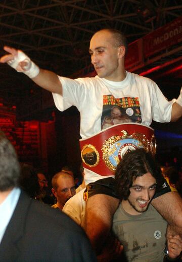 Jorge Mata tuvo una carrera fulgurante. El leonés ganó también el mundial WBO, esta vez en el peso mínimo en 2002 y lo hizo en undécimo combate (ganó el interino), en el segundo fue campeón oficial, pero en su primera defensa también lo cedió.