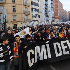 La Curva completa el 'Camí del Centenari' con gritos contra Anil