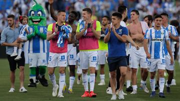 Los jugadores del Leganés agradecen el apoyo de la afición en Butarque.