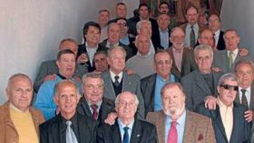 <b>EL OLIMPO BLANQUIVERDE. </b>Campanero rodeado por la dos plantillas que fraguaron sendos ascensos.