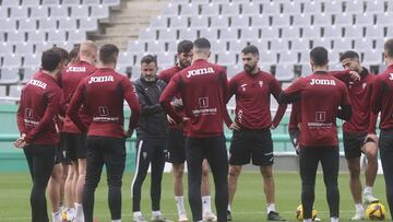 Iván Ania alecciona a sus jugadores.