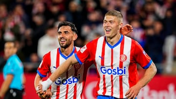 GIRONA, 20/04/2024.- El delantero ucraniano del Girona Artem Dovbyk (dcha) celebra el gol conseguido durante el partido de la jornada 32 de LaLiga EA Sports disputado entre el Girona y el Cádiz, este sábado en el estadio de Montilivi. EFE/David Borrat
