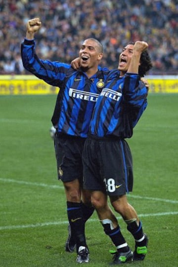 Iván Zamorano fue el único jugador chileno que fue compañero de Ronaldo. Ambos ganaron la Copa UEFA en el Inter.