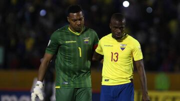 QUI78. QUITO (ECUADOR), 10/10/2017.- Los jugadores de la selección ecuatoriana Máximo Banguera (i) y Enner Valencia reaccionan hoy, martes 10 de octubre de 2017, durante un partido correspondiente a la última fecha de las eliminatorias de la Conmebol al Mundial de Rusia de 2018 disputado entre Ecuador y Argentina en el estadio Atahualpa de la ciudad de Quito (Ecuador). EFE/ROLANDO ENRIQUEZ