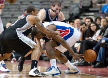 Shannon Brown y Nando de Colo (Spurs) acosan a Rodney Stuckey (Pistons).