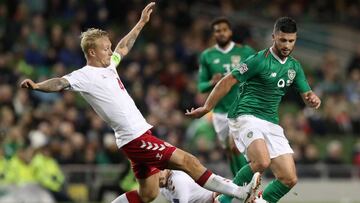 Kjaer, a la izquierda, contra Irlanda. 