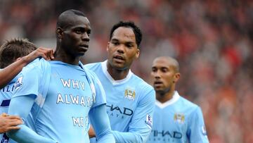 Mario Balotelli se levanta la camiseta del Manchester City tras anotar un gol en la que se puede leer "Why Always Me?".