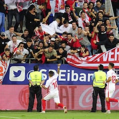 Seguidores del Sevilla caen tras ceder una de las vallas en Ipurúa