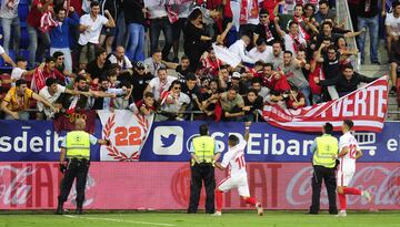 Seguidores del Sevilla caen tras ceder una de las vallas en Ipurúa