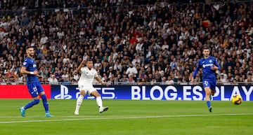 Balón al espacio que gana Mbappé ante Iglesias, al que vuelve a romper con un amago, finalizando con un preciso disparo desde fuera del área, tocando en el palo y entrando en la portería al superar a David Soria.