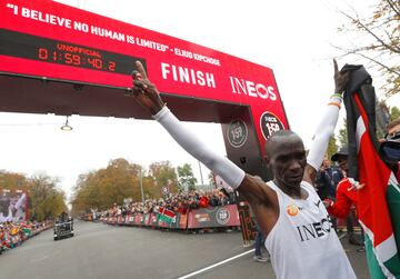 Kipchoge, de 34 años, se convirtió en Viena en el primer ser humano que baja de dos horas en 42.195 metros, la maratón aunque no será homologado como récord.