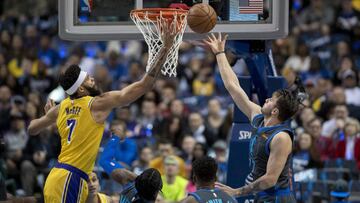 Luka Doncic lanza ante la defensa de JaVale McGee durante el Dallas Mavericks-Los Angeles Lakers.