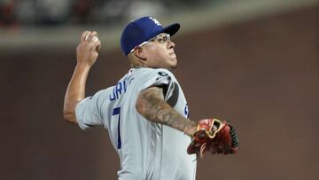 Julio Urías lanza una bola en el partido contra San Francisco Giants