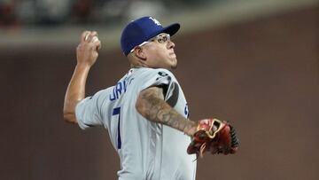 Julio Ur&iacute;as lanza una bola en el partido contra San Francisco Giants