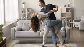 Qué significa que una persona baile sola todo el tiempo en su casa, esto dice la psicología