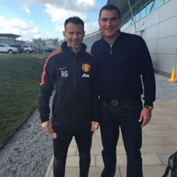 Junto a una leyenda del fútbol inglés, Ryan Giggs.