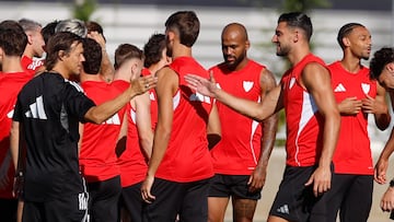 Rafa Mir saluda a Almeyda durante un entrenamiento este verano.
