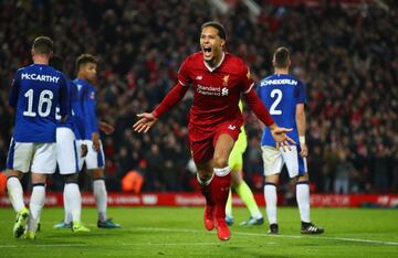Apenas hace unos días Liverpool anunció que se hizo de los servicios del defensor holandés, Virgil van Dijk, procedente del Southampton por una cantidad de 94.7 millones de dólares. Van Dijk, de 26 años, fue uno de los más pretendidos por los grandes de la EPL el pasado mercado de verano, pero fue hasta mitad de temporada que Liverpool desembolsó una fuerte suma de dinero para integrarlo a las filas del equipo de Jurgen Klopp con el objetivo de apuntalar a un plantel que ofensivamente es explosivo, pero defensivamente viene sufriendo desde hace un par de temporadas.