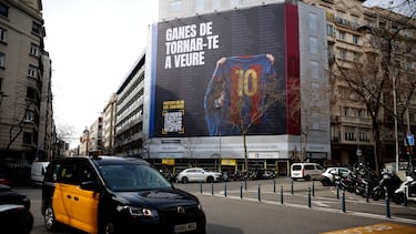 BARCELONA, 18/02/2026.- El argentino Leo Messi se ha convertido, indirectamente, en el protagonista este miércoles de la campaña electoral del Barcelona, ya que ha aparecido en una lona gigante en el centro de la ciudad con su imagen, una iniciativa auspiciada desde la precandidatura de Marc Ciria (Movimiento 42). EFE/Alberto Estévez