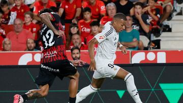 PALMA, 18/08/2024.- El delantero francés del Real Madrid Kylian Mbappé (d) se escapa de Samu Costa, del RCD Mallorca, durante el partido de LaLiga entre el RCD Mallorca y el Real Madrid, este domingo en el estadio de Son Moix, en Palma. EFE/CATI CLADERA