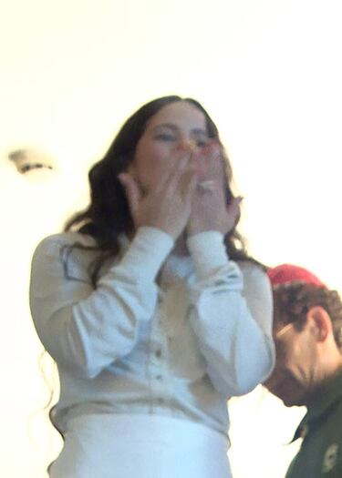 Rosalía durante el lanzamiento de su cuarto álbum, ‘Lux’
en la plaza de Callao saluda a las decenas de personas presentes en la plaza madrileña.