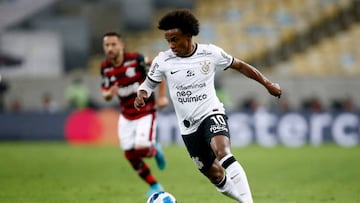 RIO DE JANEIRO, BRAZIL - AUGUST 09: Willian of Corinthians drives the ball during a Copa CONMEBOL Libertadores quarter final second leg match between Flamengo and Corinthians at Maracana Stadium on August 09, 2022 in Rio de Janeiro, Brazil. (Photo by Wagner Meier/Getty Images)