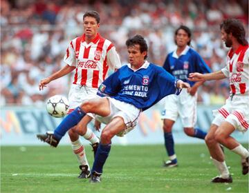 El defensor peruano jugó para el Cruz Azul de 1994 a 2002 y fue parte del último equipo campeón de liga. Es recordado como un líder de la zona.
