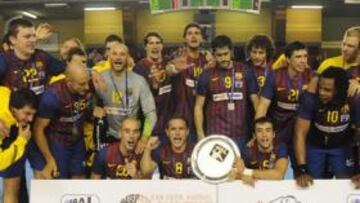 <b>CAMPEONES. </b>El equipo del Barça, que tumbó recientemente al Atlético en la Liga, acaba el año en lo más alto del podio con la Copa Asobal.