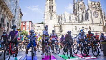 Los ciclistas del pelot&oacute;n posan antes de la primera etapa de la Vuelta a Burgos 2020 con salida en la Catedral.