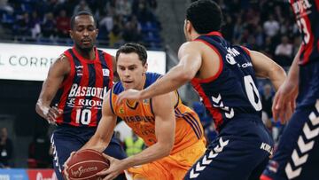 GRA264. VITORIA, 14/04/2017.- El escolta estadounidense Kyle Matthew Kuric (c), del Herbalife Gran Canaria, marcado por el base estadounidense Shane Larkin (d) y el escolta franc&eacute;s Rodrigue Beaubois (i), del Baskonia, durante el encuentro correspondiente a la 29 jornada de la Liga Endesa de baloncesto disputado hoy en el pabell&oacute;in Fernando Buesa de Vitoria. EFE/David Aguilar