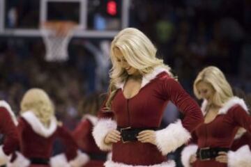 Las "Oklahoma City Thunder Girls", cheerleaders de los Thunder, adaptaron sus coreografías a la noche de Navidad. Ya otra tradición en la NBA.