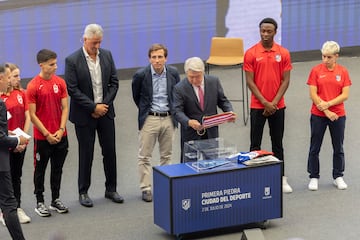 El presidente del Atlético de Madrid, Enrique Cerezo, mete un banderín rojiblanco en la urna. 