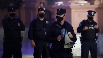 Police officers stand guard outside Casa Rosada presidential palace, during a protest against Argentina&#039;s President Alberto Fernandez&#039;s lockdown measures to curb the spread of the coronavirus (COVID-19) disease, in Buenos Aires, Argentina, April 17, 2021. REUTERS/Agustin Marcarian