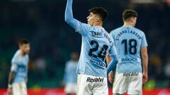 Gabri Veiga celebra su primer gol, saludando a la grada visitante, en el partido disputado por el Betis y el Celta en el Benito Villamarín.