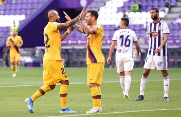 El jugador del Barcelona, Arturo Vidal, celebra el 0-1 al Valladolid con Messi. 