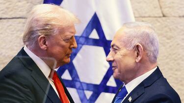 El presidente de Estados Unidos, Donald Trump, y el primer ministro israelí, Benjamin Netanyahu, se abrazan en la Knesset.