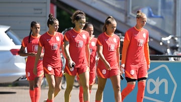 Netherlands'  forward Esmee Brugts, midfielder Merel van Dongen, defender Dominique Janssen, midfielder Sherida Spitse, midfielder Lieke Martens and goalkeeper Sari van Veenendaal attend a  training session at the KNVB Campusin Zeist, on June 22, 2022, as part of the team's preparation for the UEFA Women's Euro 2022 football tournament. (Photo by Gerrit van Keulen / ANP / AFP) / Netherlands OUT